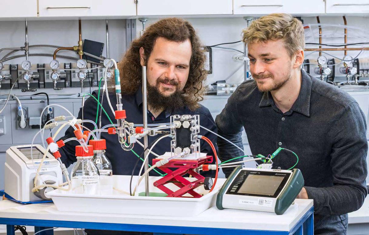 Bernhard Schmid (left) and Maximilian Quentmeier with their stack, which converts climate-damaging CO2 into carbon monoxide.