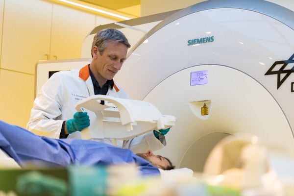 David Elmenhorst preparing a MRI scan
